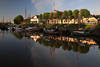 Museumshafen Carolinensiel Boote am Ostufer in Harle Bild Deich Häuser Abendstimmung