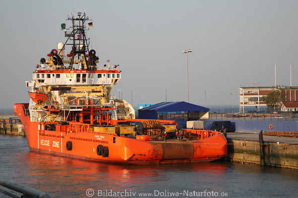 Schiff Normand Skarven Skudeneshavn ReiseBild in Hafenlandschaft Cuxhaven an Nordsee