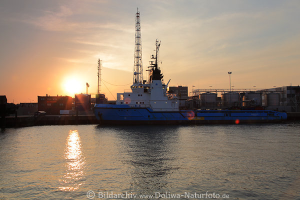 Sonnenuntergang Abendidyll Foto ber Schiff in Hafen Landschaft Cuxhaven Wasser