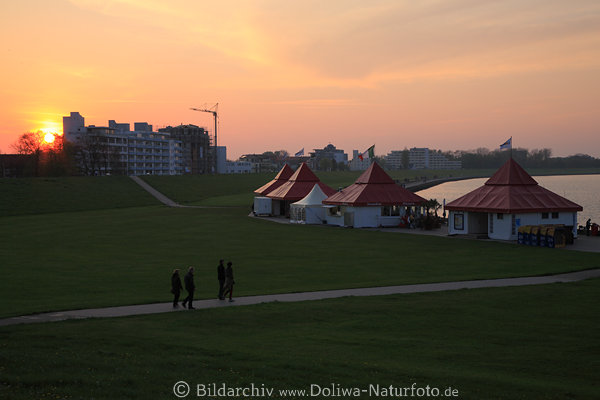 Cuxhaven Meerbucht Uferpromenade Strand mit Bars am Wasser Landschaft Foto bei Sonnenuntergang