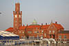 Steubenhöft Cuxhaven Foto in Amerikahafen rotes Backsteinbau Turm mit Uhr über Hapag-Hallen