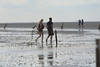 Wattwanderer Paare barfuss in Meerschlick bei Ebbe in Nordesee