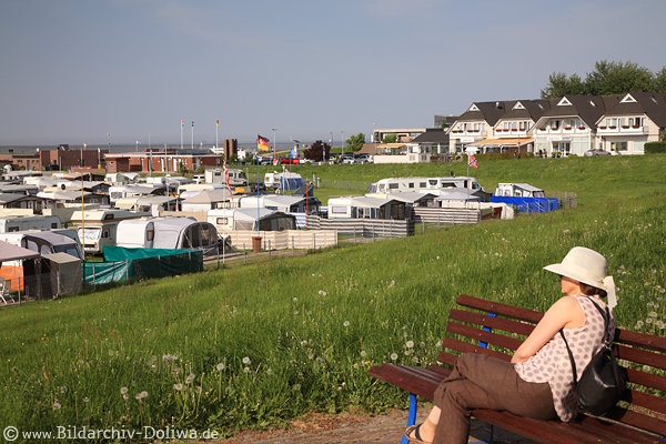 Campingplatz Dangast Meerufer Deichwiese Touristin Bank mit Nordseeblick Foto