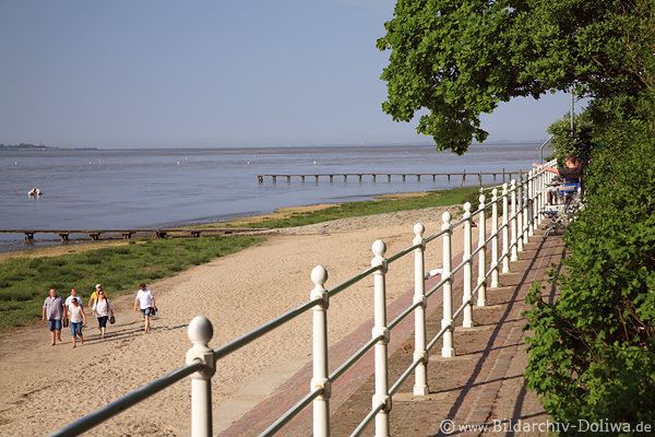 Jadestrand Dangast Uferpromenade am Meer Foto Nordseeküste Touristen Wasserblick Jadestrand Dangast Uferpromenade am Meer Foto Nordseeküste Touristen Wasserblick