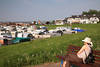 Campingplatz Dangast Meerufer Deichwiese Touristin Bank mit Nordseeblick Foto