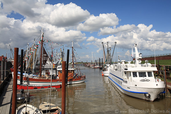 Emshafen Ditzum Kutter Schiffe F�hre in Wasser Wolkenstimmung