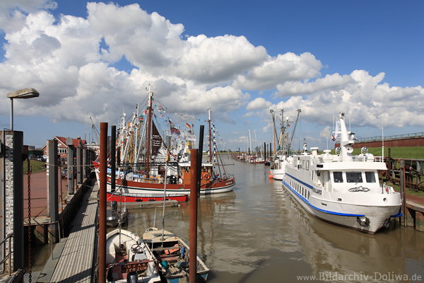 Ditzum Hafen Emskanal Schiffsf�hre Kutter unter Wolkenstimmung