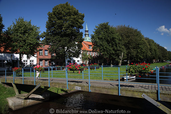 Kuhbrcke Friedrichstadt Wassergracht Touristin mit Kirchturm-Sicht