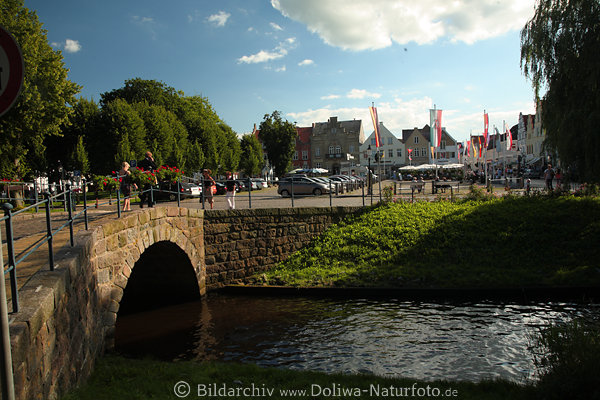 Friedrichstadt Marktplatz Blick von Steinbrücke über Gracht Wasserkanal Friedrichstadt Marktplatz Blick von Steinbrücke über Gracht Wasserkanal