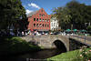 Steinbrücke Foto, über Wassergracht, Friedrichstadt Häuser am Kanal in Bild