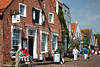 802571_Eis-Caf� am Hafen, Greetsiel Deichstrasse Spaziergang, Fischerort Urlaubsidylle Foto