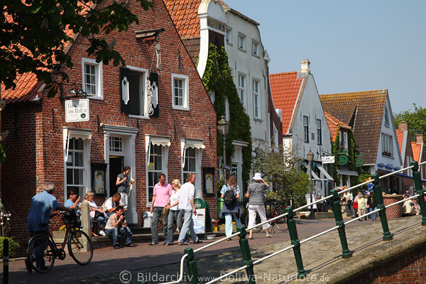 Greetsieler Deichstrasse Hafenpromenade Alth�user Ferienidylle Touristen in Fischerdorf