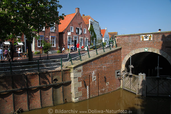 Gracht Schleuse in Greetsiel Wasserkanal, Ostfriesland Fischerdorf hollndischer Baustil
