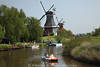 802559_Greetsiel Windmühlen-Paar, Flusslandschaft Foto, Familie Tretboot-trip, Wasserwandern im Tiefkanal