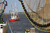 802621_Krabbenkutter Foto durch Fangnetze, Auslaufen auf See, Bild vom Greetsieler Hafen