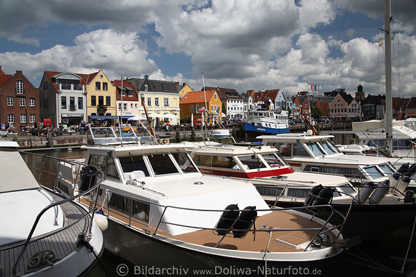 Husum Hafenlandschaft Yachten Boote Friesenhuser an Husumer Au