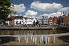 Husum Stadtbild am Binnenhafenbecken bunte Friesenhuser am Innenhafen unter Wolken