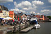 Husum Binnenhafen Schiffe bunte Häuser unter Wolken in Nordfriesland Stimmungsbild