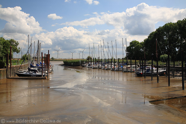 Ems Sielhafen Jemgum Boote in Schlammboden Schlick Ebbe Wassermangel