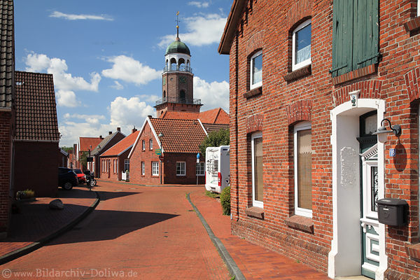 Jemgum rote Straenpflaster Backsteinhuser Kirchturm