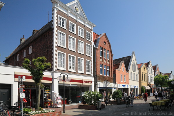 Hausfassaden Friesen-Look in Leer Architektur bunte Hausreihe ber Fussgngerzone Foto