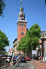 802529_Leer Rathausturm Foto, historische Altstadt, Gasse, Radfahrer, Besucher, Spaziergang Reisebild