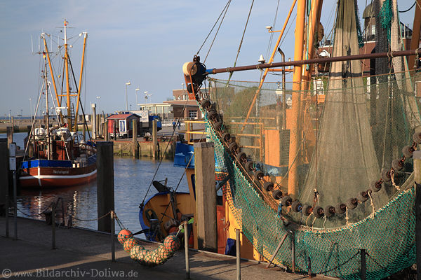 Krabbenkutter Port Neuharlingersiel Schiffnetze am Ufer Nordseekste