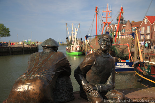 Neuharlingersiel Fischer-Figuren Hafenblick Foto Schiffskutter Wasser Uferkai Nordseeküste Reisebild Neuharlingersiel Fischer-Figuren Hafenblick Foto Schiffskutter Wasser Uferkai Nordseeküste Reisebild