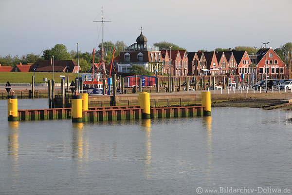 Neuharlingersiel Foto vom Wasser aus Meerblick auf Hafenhuser