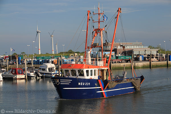 Neuharlingersiel Kutter Fischfang Auslauf ins Meer vom Hafen Nordseeküste Foto Neuharlingersiel Kutter Fischfang Auslauf ins Meer vom Hafen Nordseeküste Foto