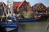 Neuharlingersiel Schiffe Krabbenkutter Hafenbild Nordseekste Port Wasserufer Teestube Hotelhuser Foto