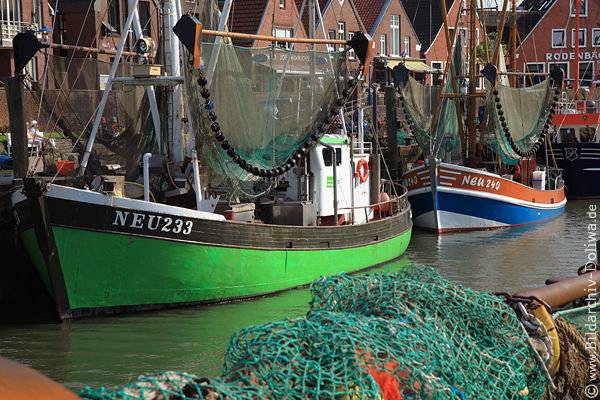 Neuharlingersiel Krabbenkutter Schiffsnetze in Nordseehafen Port am Wattenmeer