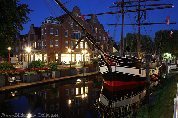 Papenburg Hotel am Brigg Friederike Nachtfoto in Emskanal Laternenlicht Nachtstimmung