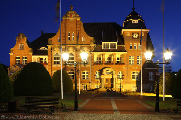Papenburg Rathaus bei Nacht Laternenlicht