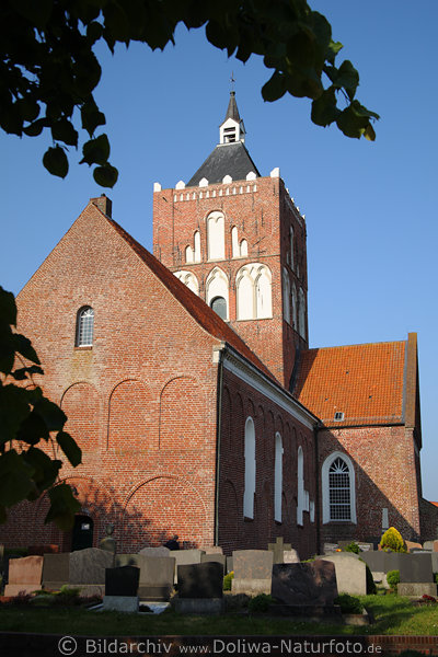 Kreuzkirche Pilsum romanischer Backsteinbau Ostfriesland historisches Gotteshaus 