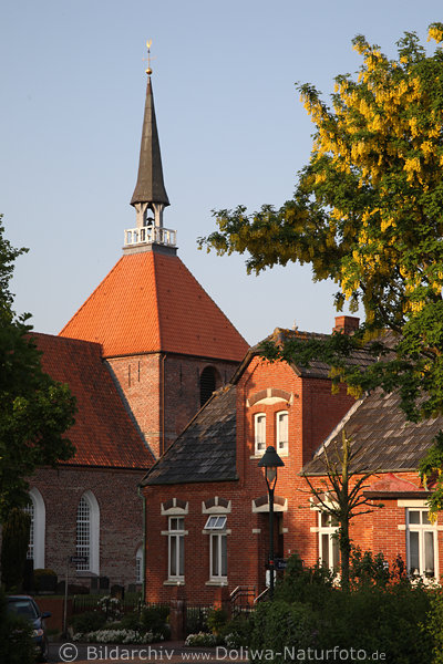 Rysum historische Kirche vom 15 Jahrhundert restaurierter Turm bespielbare Orgel