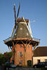 Rysum Bild: historische Windmühle, restaurierte, funktionsfähige Mühle mit Teestube