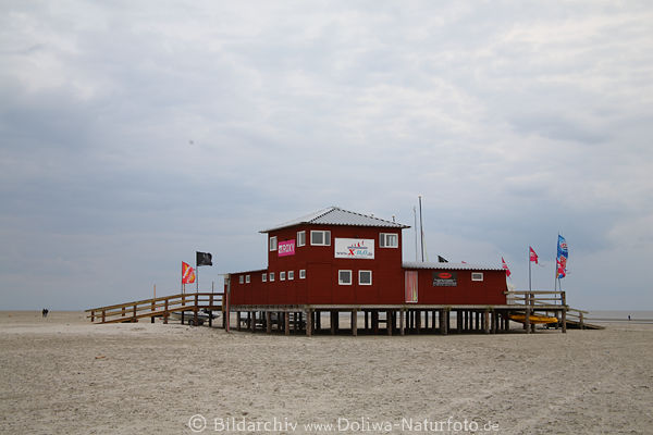 Pfahlhtte des Wassersportcenter auf Sandstrand Nordseekste bei Ebbe