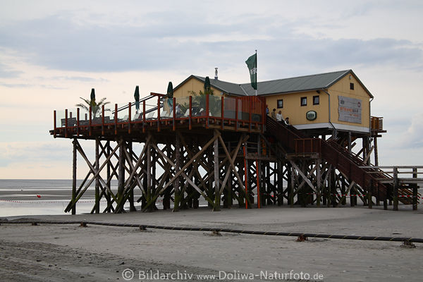 Nordseekste Strandbar auf Pfahlen St. Peter Ording Meerufer Sandbank Landschaft