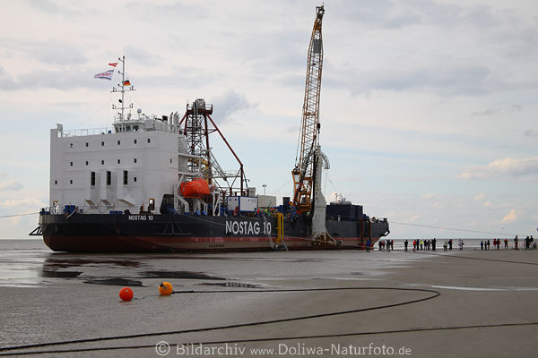 Schiff Nostag-10 bei Ebbe auf Sandbank Nordseekste Landschaft mit Besucher
