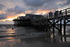 Seebrücke St.Peter-Ording Menschen zeigen auf Nordsee Romantik Sonnenuntergang Foto