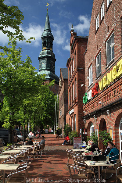 Taning Markt Backsteinfassade Kirche Allee Eiscaf Besucher Tische Urlaubsidylle Bild