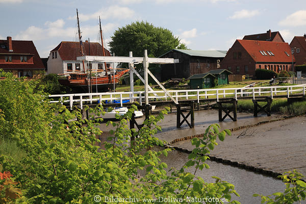Tnning Schiff in Werft Slipanlage schrge Ebene Bild alter Hafen Huser Brcke ber Schlick