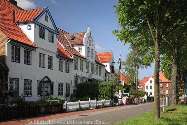 Tnning historische Huserzeile von 1797 Hotel Caf Landidylle unter Bumen in Tnn Bild