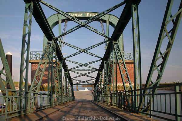 Metallgerüst Nassaubrücke in Wilhelmshaven Jadebusen Port historische Pontonbrücke Metallgerüst Nassaubrücke in Wilhelmshaven Jadebusen Port historische Pontonbrücke