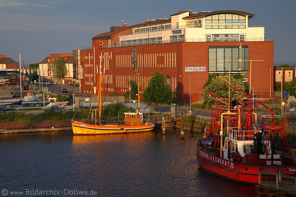 Wilhelmshaven Grosser Hafen Thales Hallen Schiff Boote Wattenmeer-Besucherzentrum in Abendlicht Wilhelmshaven Grosser Hafen Thales Hallen Schiff Boote Wattenmeer-Besucherzentrum in Abendlicht