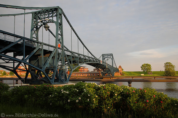 Wilhelmshaven Jadekanal Kaiserbrücke blühende Portufer Deich Spaziergänger Foto Wilhelmshaven Jadekanal Kaiserbrücke blühende Portufer Deich Spaziergänger Foto