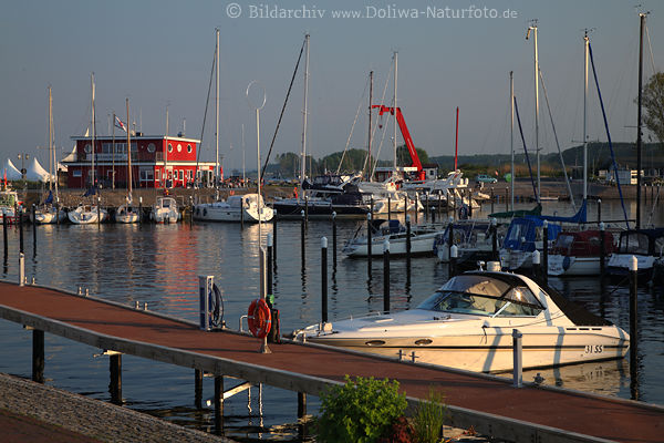 Hafenbecken Port Damp Wasser-Jachtboote in Abendlicht Ostseeküste Meer hinter Mole