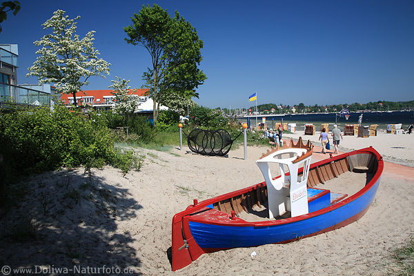 Strandboot Elisabeth Foto in Sand Eckernf�rde K�ste-Promenade B�ume am Wasser