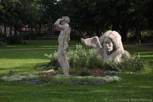 Meerjungfrau mit Flosse Nymphe Nixe neben Mann in Kurpark Eckernf�rde Bild der Skulpturen
